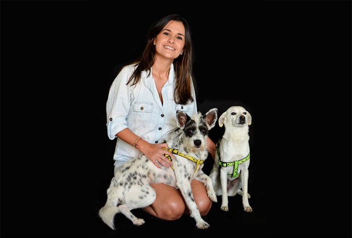 Nieve, la perrita de Natalia Echeverri, fue la primera en firmar en la Huellatón. Hoy la invitación es a que todos pongamos un granito de arena. Nieve, la perrita de Natalia Echeverri, fue la primera en firmar en la Huellatón. Hoy la invitación es a que todos pongamos un granito de arena.