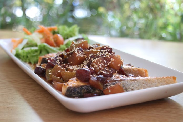 Salmon-con-chutney-de-manzana El salmón con chutney de manzana y peras