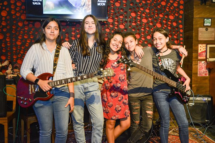 Valentina-Loaiza,-Susana-González,-Juanita-Manrique,-Lupita-Manrique-y-Ana-María-Mira Neon Nights