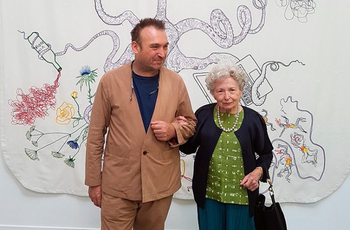 Miquel Barceló y Artigues delante del tapiz, Vivarium, que da nombre a la exposición. Foto tomada del Real Jardín Botánico Miquel Barceló Vivarium se llama la exposición
