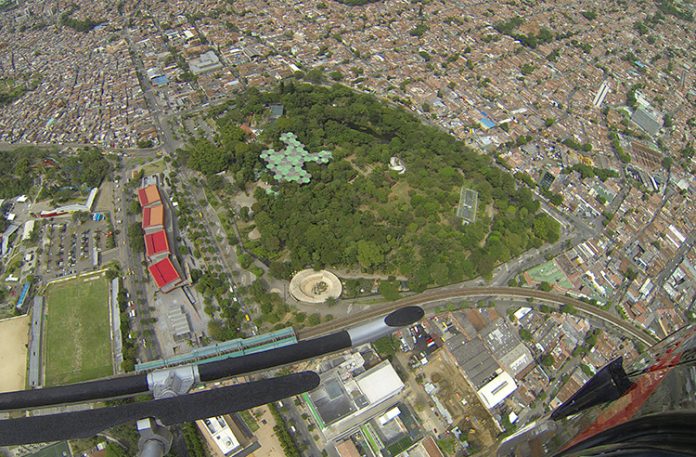 Volar en helicóptero a 300 metros de altura en Medellín Volar en helicóptero a 300 metros de altura en Medellín