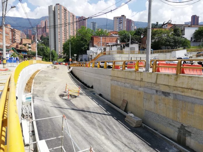 Deprimido de Los Parra con la Inferior Deprimido de Los Parra con la Inferior en Medellín