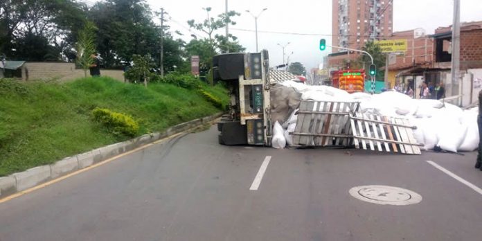 accidente-camion-las-vegas-sabaneta-vivir-en-el-poblado-750