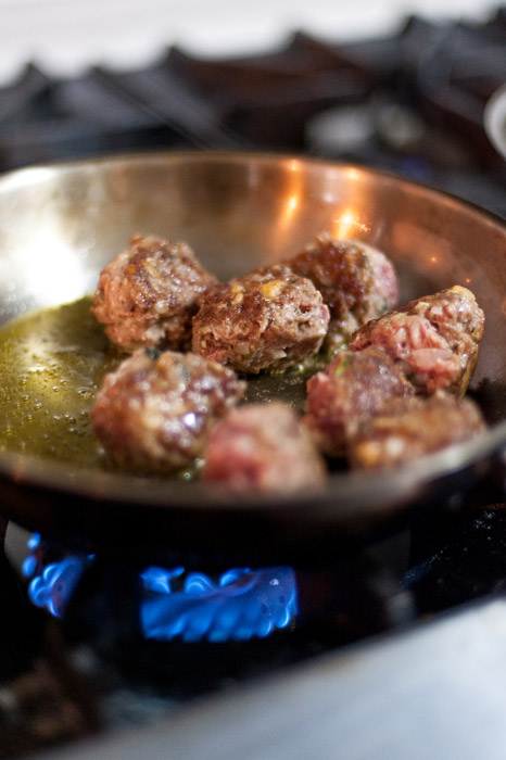 Albóndigas en salsa de huevo y limón