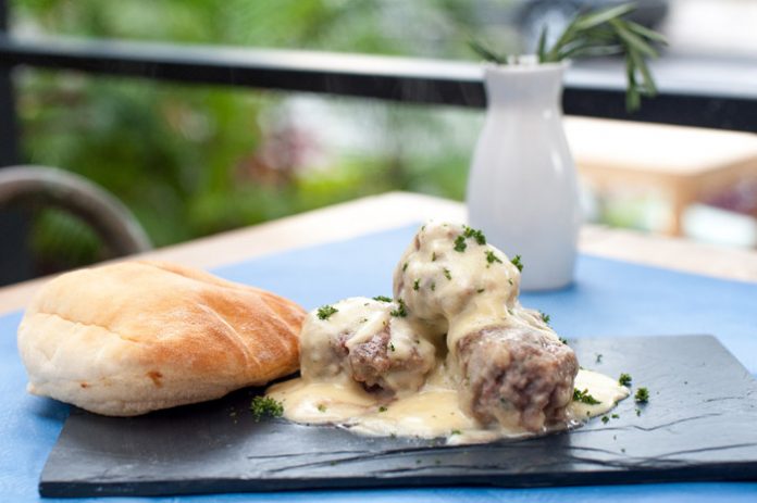 Albóndigas en salsa de huevo y limón Albóndigas en salsa de huevo y limón