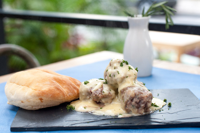 Albóndigas en salsa de huevo y limón