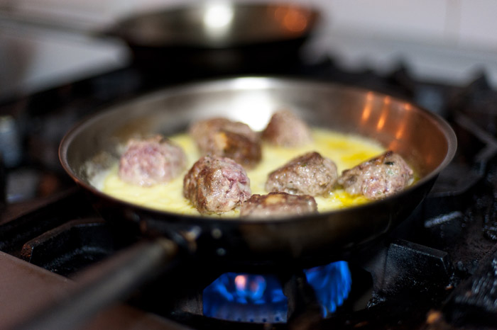 Albóndigas en salsa de huevo y limón