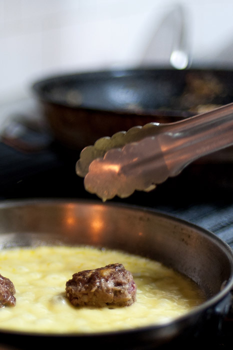 Albóndigas en salsa de huevo y limón