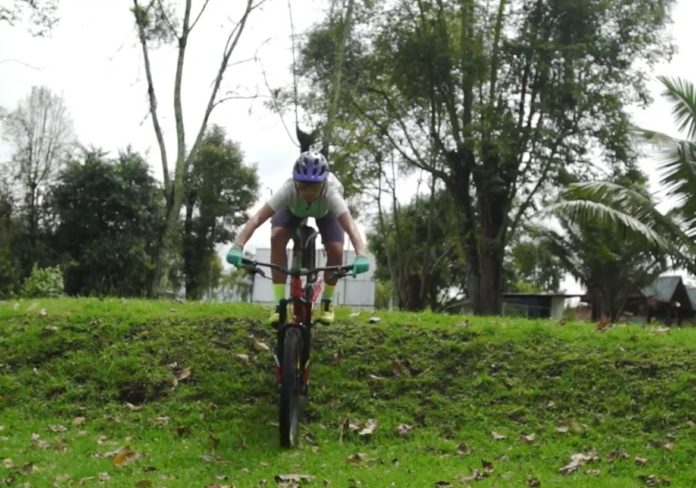 bajar-bicicleta terrenos inclinados en la bicicleta