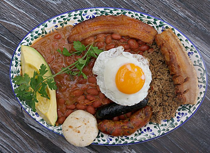 Bandeja paisa - frijoles Bandeja paisa -frijoles