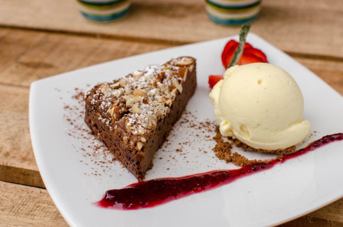 Brownie de nueces y mermelada de frutos rojos Brownie nueces y mermelada de frutos rojos