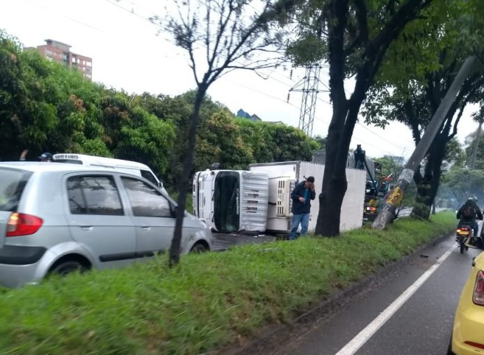 camion-volcado Autopista Sur