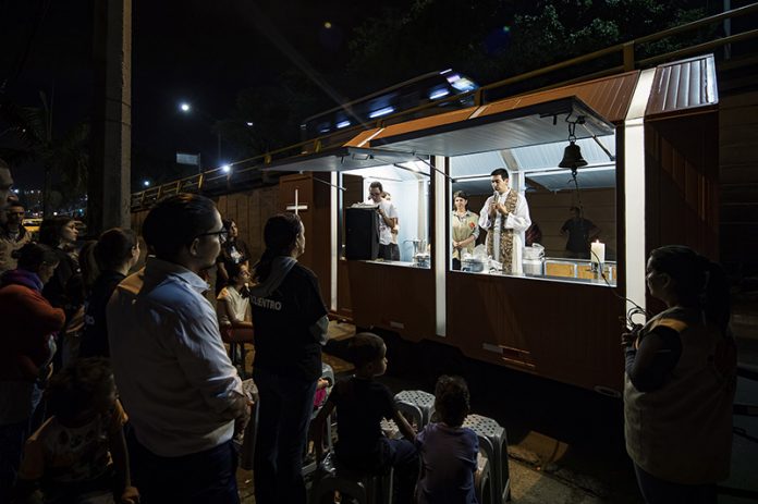 Capilla móvil - Tienda del Encuentro. Diseño: A5 Arquitectura (Camilo Ramírez y Tomás Vega). Construcción: Obras y Montajes. Foto Alejandro Arango, 2017. Capilla móvil - Tienda del Encuentro. Diseño: A5 Arquitectura (Camilo Ramírez y Tomás Vega). Construcción: Obras y Montajes. Foto Alejandro Arango, 2017.