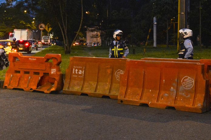 Cierre parcial del carril derecho de la carrera 48C -paralela a la sede del Politécnico Jaime Isaza Cadavid- Cierres viales