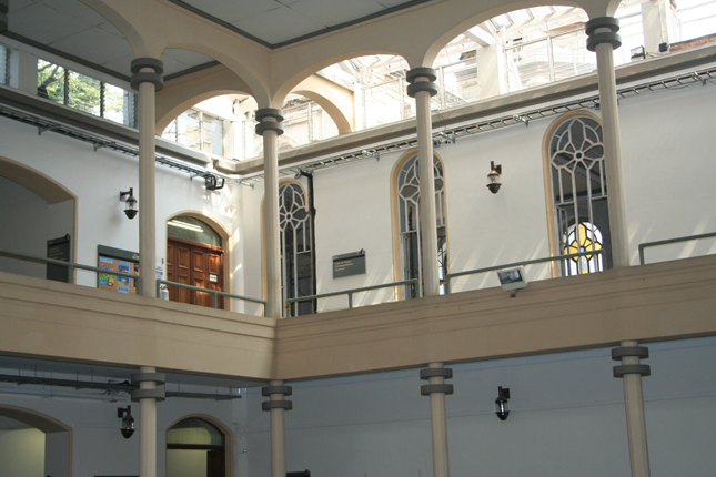 claustro Tejiendo historias en el Claustro de Comfama