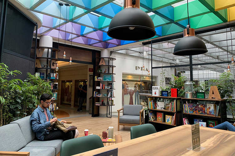 Espacio para la lectura en el centro comercial Oviedo.