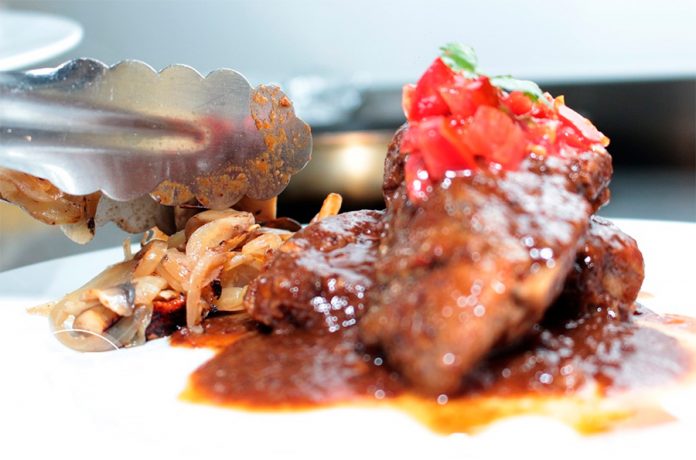 Costilla de cerdo en chile morita y ciruelas Costilla de cerdo en chile morita y ciruelas