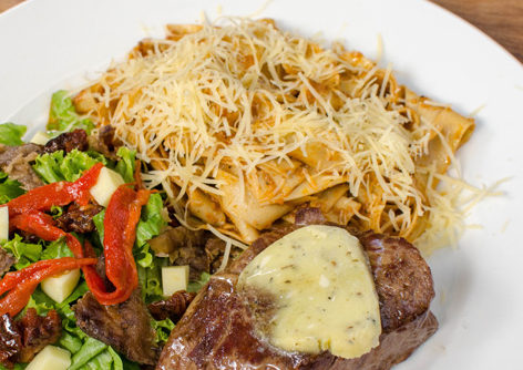Solomito roquefort, pappardelle en salsa de pesto de rojo y ensalada Olivenza Solomito roquefort, pappardelle en salsa de pesto de rojo y ensalada Olivenza