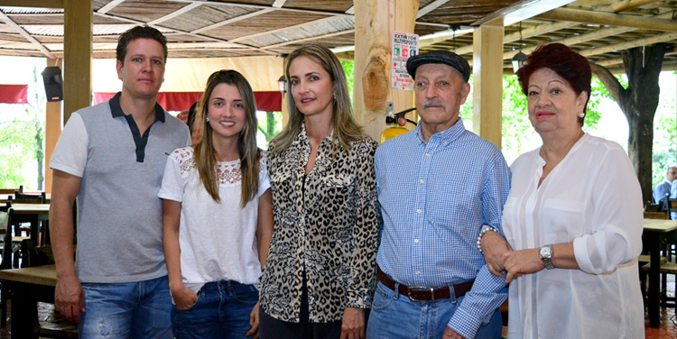 Mauricio, Ana Lucía, Ruth, don Gregorio y doña Mary. 