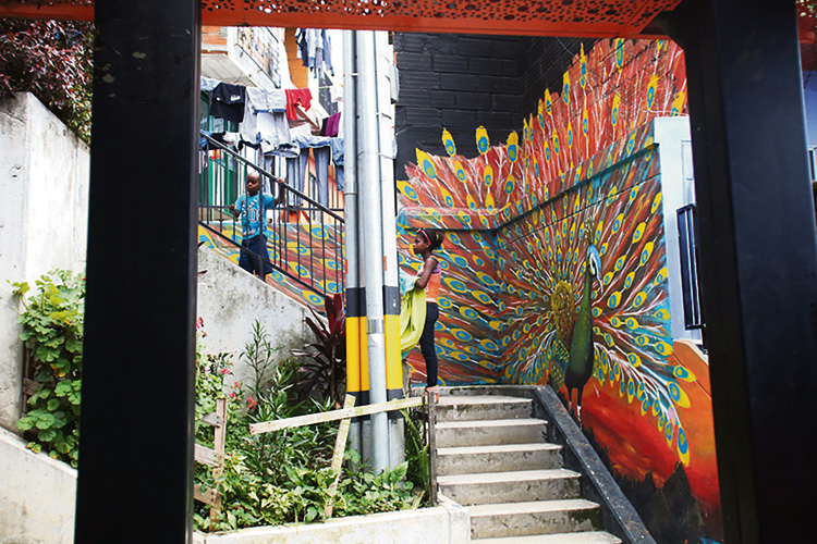 La Comuna 13 ha encontrado en el grafiti una de las maneras de alzarse contra la violencia. Desde hace un par de años allí se realiza un graffitour todos los días.