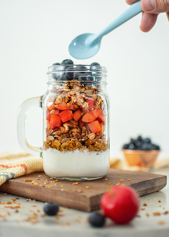 La granola es un alimento rico en fibra y proteínas, facilita la digestión La granola es un alimento rico en fibra y proteínas, facilita la digestión