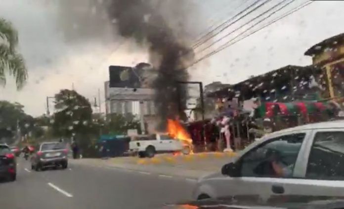incendio-camioneta-2 avenida Las Palmas