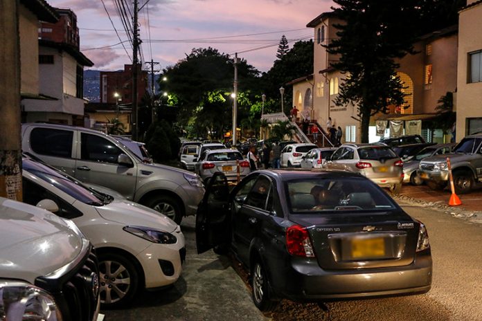 Si lo que está prohibido en los códigos de Policía y de Tránsito también es permitido, se abren paso el caos, la discriminación y el soborno. Si lo que está prohibido en los códigos de Policía y de Tránsito también es permitido, se abren paso el caos, la discriminación y el soborno.