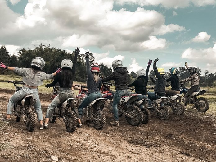 El motocross para mujeres todoterreno El motocross para mujeres todoterreno