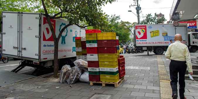 Camiones de la tienda D1 parqueados sobre la vía pública. Carrera 43 A con calle 7 D Movilidad sostenible