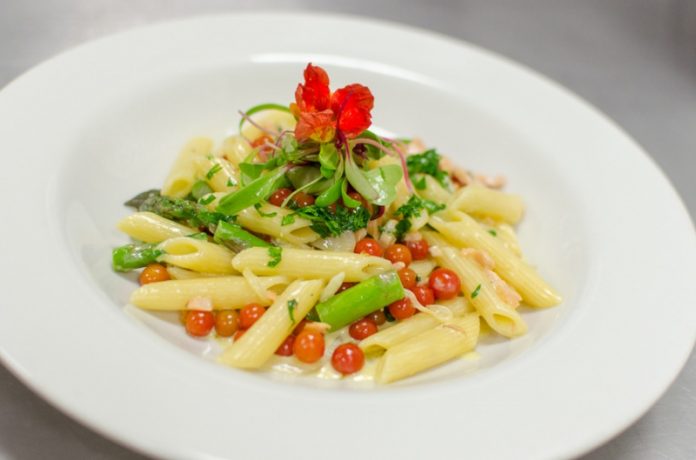 Penne rigatti con salsa de salmón ahumado Penne rigatti con salsa de salmón ahumado