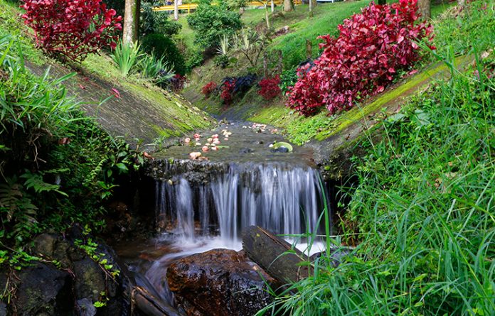 El Poblado que toma, utiliza y se refresca con agua de las quebradas El Poblado que toma, utiliza y se refresca con agua de las quebradas