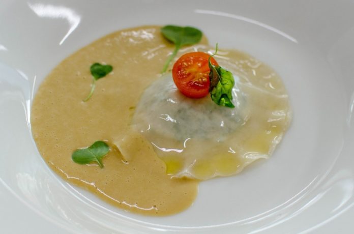 Raviolis de langostino con velouté de limonaria Raviolis de langostino con velouté de limonaria