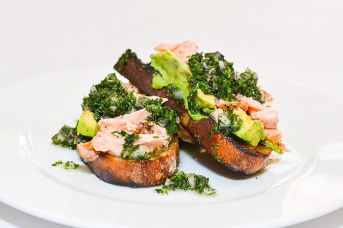 Tartine de salmón ahumado y aguacate Tartine de salmón ahumado y aguacate