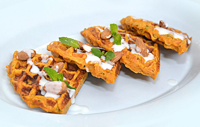 Waffle de batata y pollo con yogur griego Waffle de batata y pollo con yogur griego