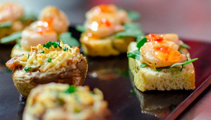 Brochetas de espárragos envueltos en jamón serrano Brochetas de espárragos envueltos en jamón serrano