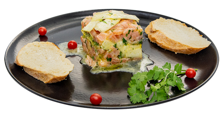 Tartare de salmón con alcachofas