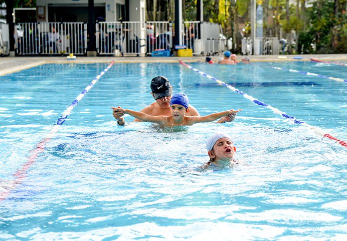 Clases de natación en el Centro Deportivo Brazadas en San Lucas. Clases de natación en el Centro Deportivo Brazadas en San Lucas.